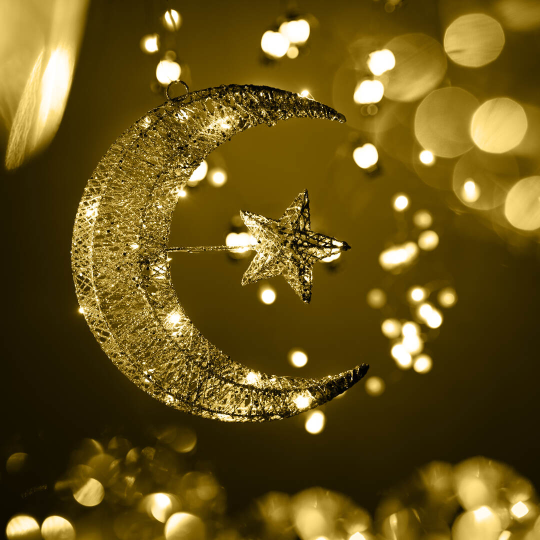 أضواء الهلال والنجمة بالخيوط الذهبية