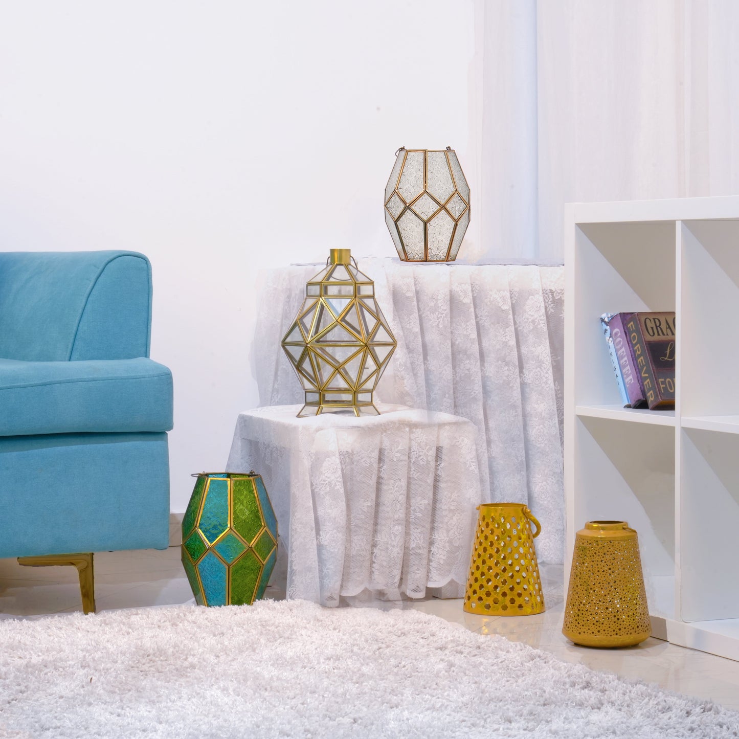 فانوس ذهبي بنقش البتلات