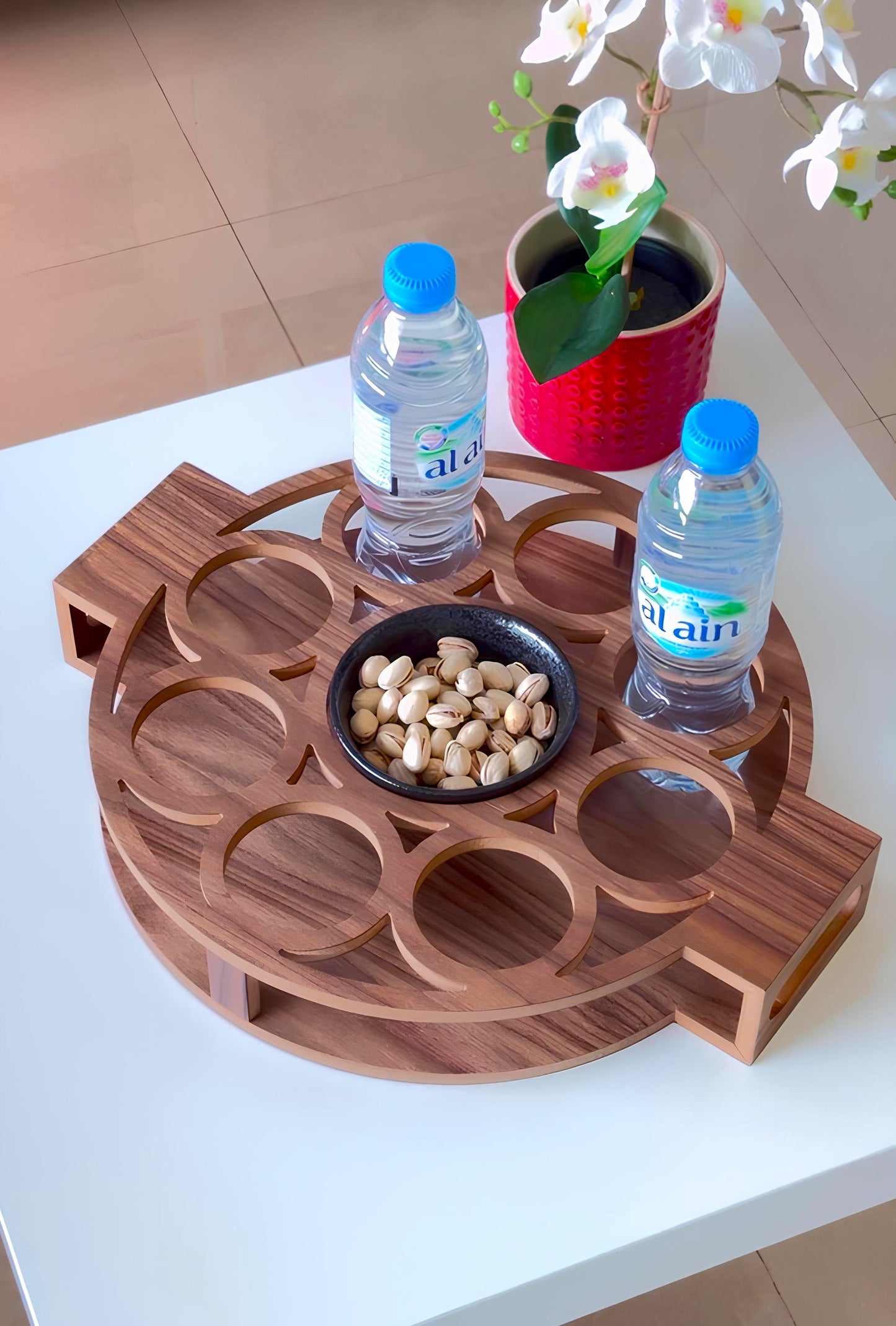 صينية خشبية للماء والتمر للإفطار